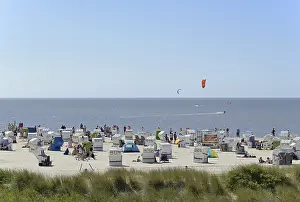 Blue Sky Holidays Drucke: View of the beach with beach chairs