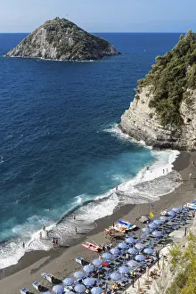 Drucke von Blick über den Strand von Bergeggi, in der ligurischen Riviera Verwandte Bilder Drucke: Blick über den Strand von Bergeggi.