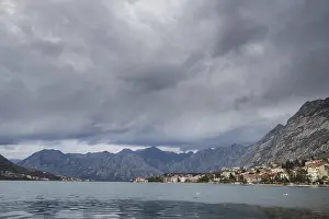 Drucke von Betrachten Sie die wunderschöne Bucht von Kotor, wie sie vom Ufer der Stadt Kotor in Montenegro erscheint Montenegro Drucke: Bleiben Sie die schöne Bucht von Kotor, wie sie vom Ufer der Stadt Kotor zu sehen ist.