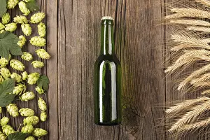 Drucke von Obenansicht Bierflasche mit Zutaten. Hohe Auflösung und hochwertige, schöne Fotografie München (Munchen) Drucke: Obenansicht Bierflasche mit Zutaten