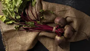 Root Vegetable Photography Drucke: Top view beets sack