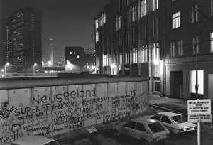 TV Tower Alexanderplatz Drucke: View over the Berlin Wall in 1985