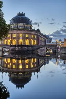 UNESCO World Heritage Site Berlin Drucke: View of the Bode Museum in Berlin at dusk with reflection in the River Spree