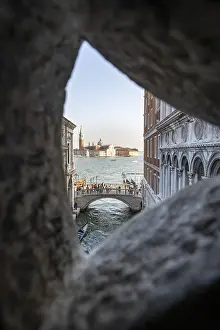 Venice Waterfront Drucke: View from the Bridge of Sighs through a small hatch