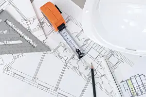Bilder Datiert 23. Januar 2024: Oberansicht eines Baubetriebstisches mit Plänen.