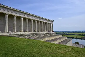 Danube River Landscape Drucke: Side view of a building with columns