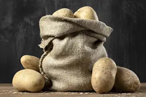 Potato Nutrition Facts Drucke: Front view burlap sack with potatoes