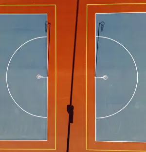 Verwandte Bilder Drucke: Blick von oben, aufgenommen mit einem Drohnenflugzeug, von zwei Netballplätzen.