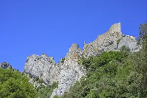 Languedoc Roussillon Travel Photography Drucke: View up to the Cathar castle of Peyrepertuse