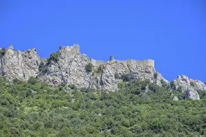 Fortification Architecture Europe Drucke: View up to the Cathar castle of Peyrepertuse