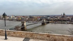 Drucke von Blick von oben auf die Kettenbrücke und die Donau, Budapest, Ungarn Budapest, Einschließlich Der Donauufer, Des Budaer Burgviertels Und Der Andrßssy-Allee Drucke: Blick von oben auf die Kettenbrücke und die Donau.