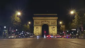 Drucke von Blick entlang der Champs Elysées auf das Arc de Triomphe, Paris beleuchtet in der Nacht mit Fahrzeugverkehr auf der Straße Champs-Elysees Drucke: Blick entlang der Champs Elysées auf das Arc de Triomphe.