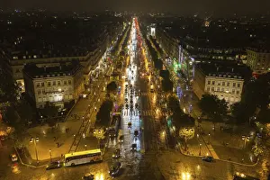 Drucke von Blick von oben auf die Champs-Élysées bei Nacht, Paris, Frankreich Blick von oben auf die Champs-Élysées bei Nacht, Paris, Frankreich Champs-Elysees Drucke: Blick von oben auf die Champs-Élysées bei Nacht.