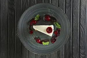 Fresh Fruit Arrangement Drucke: Top view of cheese cake decorated with cherry