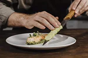 Basic Food Images Drucke: Front view chef plating meal