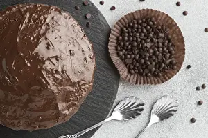 Chocolatey Sweet Dishes Drucke: Top view chocolate cake with chocolate chips