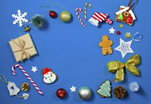 Blue Background Christmas Drucke: Top view of Christmas decorations