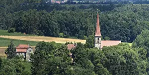Kirchenensemble und ehemalige Dorfschule in Beerbach, Mittelfranken