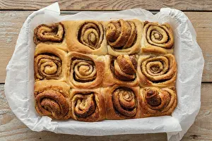 Baked Goods Photography Ideas Drucke: Top view cinnamon rolls tray