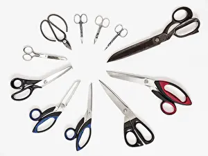 Studio Shot Of Scissors Drucke: Top view of circle from various scissors on white background