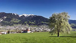 Austrian Mountain Massif Drucke: View of the city in front of the mountain backdrop