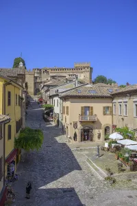 Pesaro Drucke: Blick von der Stadtmauer auf das Schloss.