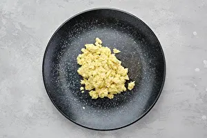 Scrambled Eggs Drucke: Top view of classic scrambled eggs on a plate