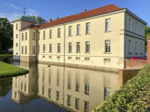 North Rhine Westphalia Landmarks Drucke: View of classicist castle Westerholt with reflection of building in historical moat