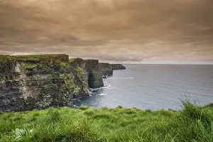 Cliffs Of Moher Ireland Drucke: View over Cliffs of Moher on a overcast