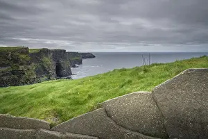Cliffs Of Moher Ireland Drucke: View over Cliffs of Moher on a overcast