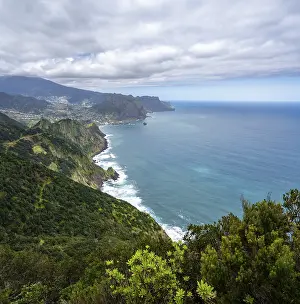 Portuguese Rocky Coastline Drucke: View of cliffs overgrown with forest
