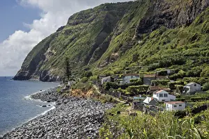 Steep Cliff Face Europe Drucke: View of cliffs and settlement Rocha da Relva