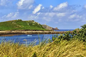 Uninhabited English Coast Drucke: View of coastline with lighthouse