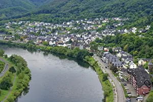 Central Europe Agricultural Scene Drucke: View over Cochem and the Moselle River