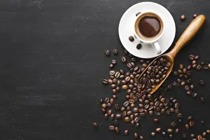Top View Coffee Drucke: Top view coffee with beans table