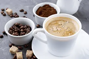 Fragrant Coffee Aroma Image Drucke: Front view coffee cup beans
