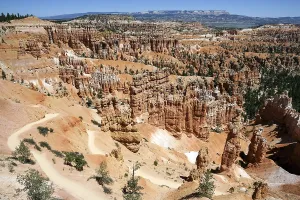 Rocky Formations In Utah Drucke: View of coloured rock formations from Sunset Point