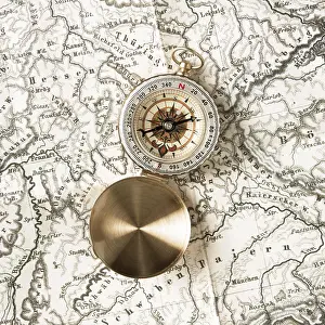 Cardinal Direction Compass Drucke: Top view compass top world map