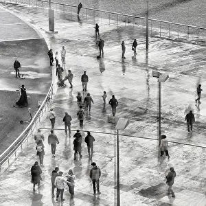 Verwandte Bilder Drucke: Crowd scene print window reflection