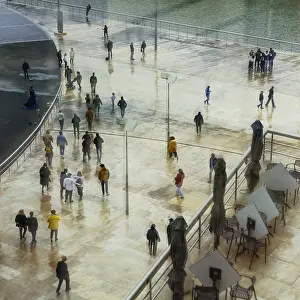 Verwandte Bilder Drucke: Crowd scene print window reflection