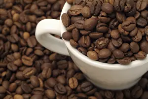 Indulgence Food Photography Drucke: Top view of a cup filled with coffee beans