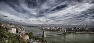 Drucke von Ein Blick auf die Donau in Budapest in Ungarn Budapest, Einschließlich Der Donauufer, Des Budaer Burgviertels Und Der Andrßssy-Allee Drucke: Ein Blick auf die Donau in Budapest in Ungarn.