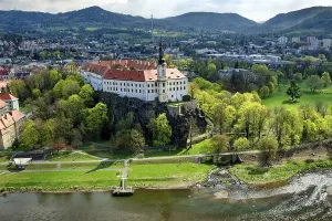 Drucke von Blick vom Schäferwall auf das Decin-Schloss, Tetschner Schloss an der Elbe, Decin, Dechen, Böhmen, Tschechische Republik Fluss Drucke: Blick vom Schäferwall auf das Dekaner Schloss.