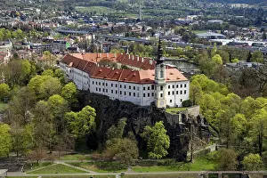 Drucke von Blick auf das Schloss Decin von der Shepherd's Wall, Tetschner Schloss an der Elbe, Decin, Dechen, Böhmen Schloss Drucke: Ansicht des Deciner Schlosses vom Herrenweg