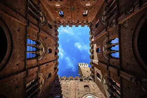 Deep Blue Sky Drucke: View of a deep blue sky from a courtyard