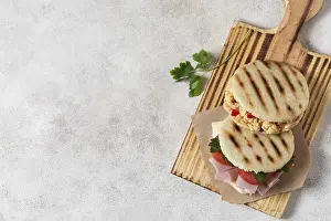 Avocado Nutrition Facts Drucke: Top view delicious arepas frame