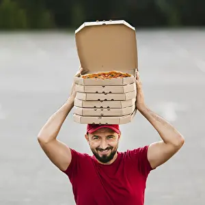 Pizza Delivery Drucke: Front view delivery guy with pizza boxes his head