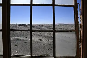 Colonial Architecture In Africa Drucke: View from a dilapidated building into the desert