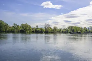 Drucke von Blick auf die Drau mit Ferienhäusern, Varazdin, Gespanschaft Varazdin, Kroatien Blick auf die Drau mit Ferienhäusern, Varaždin, Gespanschaft Varaždin, Kroatien Fluss Drucke: Ansicht der Drau mit Ferienhäusern.