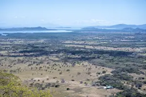 Costa Rica National Park Drucke: View over dry plain to the sea